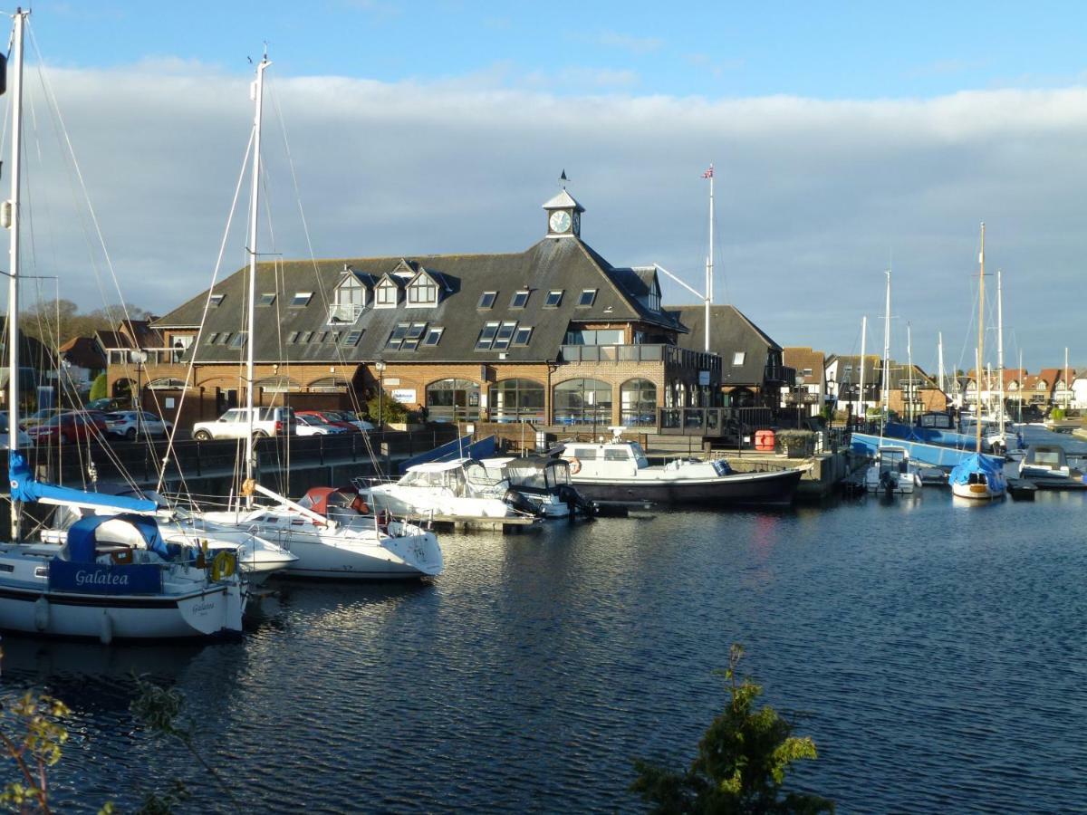 Boathouse Hotel 3*