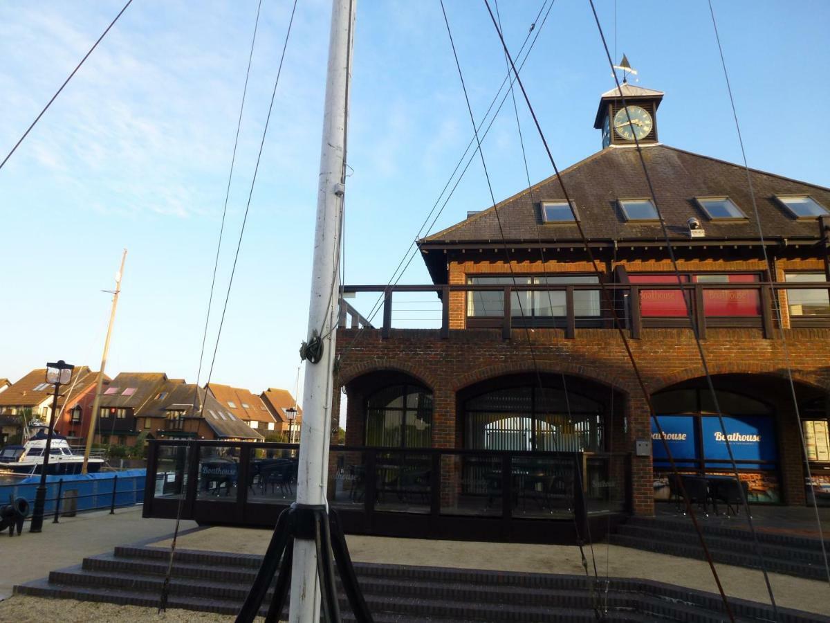 Boathouse Hotel 3*